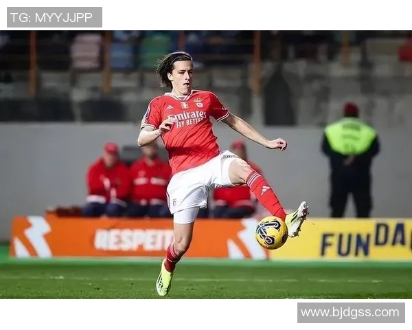 中超激战本菲卡逆转曼联乌龙球成比赛转折点引发全场狂欢