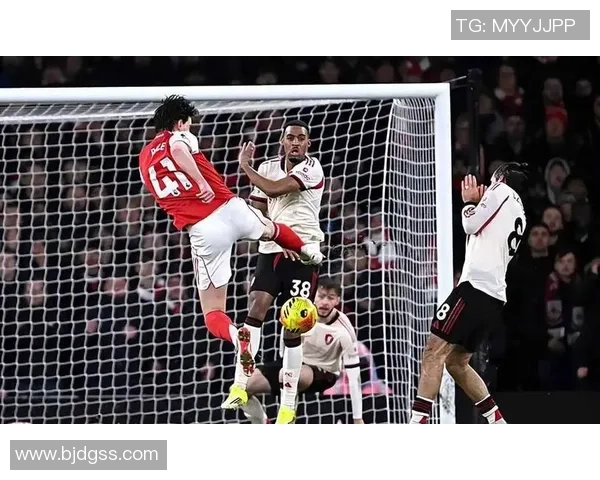 意甲激战：利物浦与马竞战成平局神奇扑救引发争议判罚风波