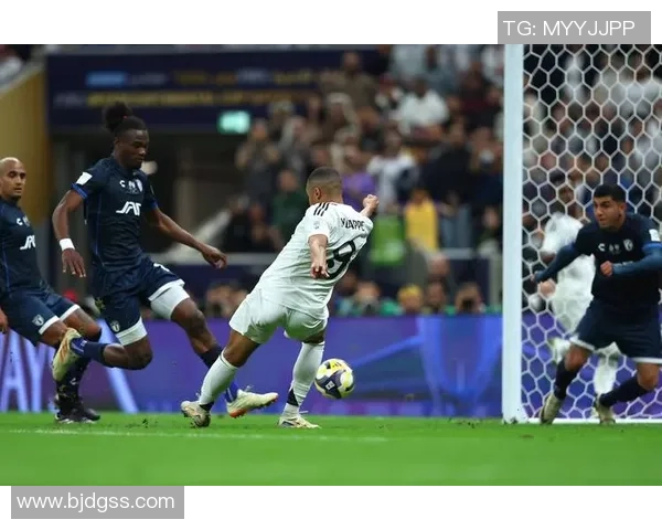 足总杯激战皇马险胜尤文图斯帽子戏法引发全场狂欢与转会传闻交织