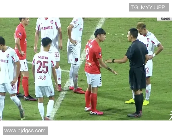 友谊赛尤文图斯逆转里昂乌龙球引发争议判罚全场沸腾