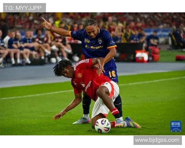 曼联友谊赛大胜巴黎圣日耳曼六比二赛场瞬间引发热烈讨论 曼联友谊赛大胜巴黎圣日耳曼六比二赛场瞬间引发热烈讨论