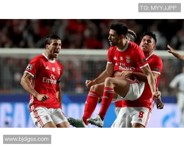 意甲激战:本菲卡逆转巴黎圣日耳曼绝杀时刻点燃全场热情 意甲激战:本菲卡逆转巴黎圣日耳曼绝杀时刻点燃全场热情